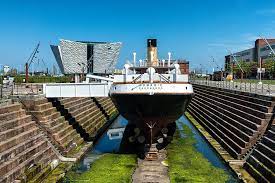 It sits on donegall square in central belfast, northern ireland in the grounds of belfast city hall. Titanic Belfast Irland Highlights