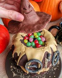 Happy Halloween Des Bonbons Ou Des Bonbons Lesrecettesdelulalovegood Halloweencake Halloweenidea Herbalife Shake Recipes Harry Potter Cake Cake