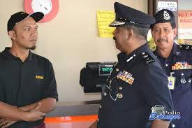 Timbalan ketua polis negara, datuk seri mohd bakri mohd zinin pada khamis menyelar ahli dewan undangan negeri (adun) seberang jaya, dr afif bahardin yang mengeluarkan kenyataan disifatkannya sebagai tidak berperikemanusiaan. Polis Selangor Timbalan Ketua Polis Selangor Berbual Bersama Pekerja Sebuah Premis Makanan Di Jalan Ss21 39 Damansara Utama Facebook