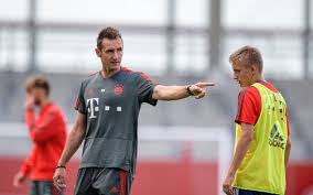Wie der dfb jetzt bestätigt hat, nimmt klose am. Bayern Munchen U17 Liam Morrison Schwarmt Von Trainer Miroslav Klose