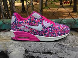 Hasil gambar untuk trend sepatu sport warna terbaru