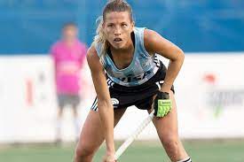 Jun 13, 2021 · las jugadoras de la selección argentina de hockey, las leonas, que se preparan para jugar los juegos olímpicos de tokio, grabaron un video de motivación a los integrantes del equipo de este deporte de la universidad nacional de la plata. Delfina Merino Antes Del Debut De Las Leonas En El Mundial De Hockey Las Leoncitas Ya Son Mas Profesionales Que Nosotras La Nacion