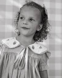 Já que é dia de #tbt , vamos para mais uma curiosidade sobre a festinha da  Anne? ✓CURIOSIDADE #2: O vestido. Nos outros dois aniversários da Anne,  tivemos vestidos únicos e feitos