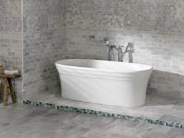 La legge nazionale (dm 5 luglio 1975) non indica una superficie minima o massima per il bagno, ma si limita a elencare i pezzi indispensabili: Da Incasso O Da Libero Posizionamento Le Vasche Di Misura Standard Si Presentano In Svariati Stili Materiali E Forme Anche Attrezzate Con Idromassaggio Stili Di Design Vasca Da Bagno E Bagno
