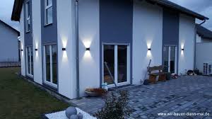 Lassen sie sich von unserer hausbeleuchtung inspirieren und wählen sie die außenbeleuchtung ist nicht nur zur zierde, sondern bietet bewohnern und gästen außerdem. Beleuchtung Der Hauswand Mit Led Leuchten Stromsparend Und Stylisch Wir Bauen Dann Mal Ein Haus