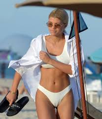 Some of these women will gradually go from camel toe to moose knuckle. 25 Most Shocking Celebrity Cameltoe Ever