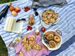 Make your al fresco afternoon special with these easy and impressive recipes. Sommer Picknick Kornelia