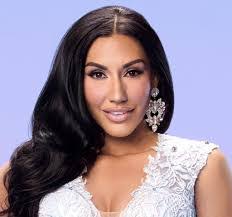 Mary Viens's Instagram, Twitter & Facebook