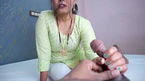 Vesnická nevlastní matka Ravinaindian chytila svého nevlastního syna s  vztyčeným ptákem, pomohla mu a dostala výstřik do pusy