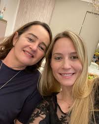 A querida Maria Aida Costa é a aniversariante de hoje e celebra a data ao  lado de sua família. Aqui, Maria Aida, ao lado da sua cunhada Ângela Costa  Arcoverde e da