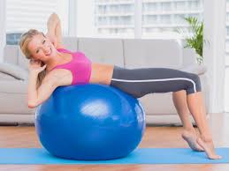 5 Exos Avec Un Gros Ballon Travail De La Posture Renforcement Des Abdos Et Des Fessiers Fessiers Gros Ballons Exercices Swiss Ball