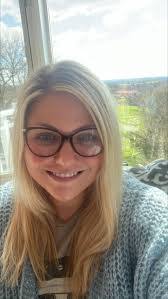 Amanda Leonhard's Instagram, Twitter & Facebook