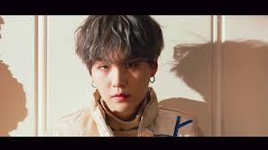 Suga Bts Artis Solo Korea Pertama Masuk 10 Besar Chart Musik Inggris