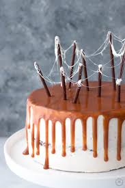Wie kommt man auf die idee ahornsirup in einem warenwert von 10 euro in einen kuchen zu schütten? Susskartoffel Schoko Torte Mit Ahornsirup Buttercreme Salzkaramellsosse Und Marshmallow Spinnweben Backbube