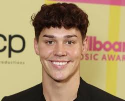 Your donation helps noah provide health care services including dental, behavioral. Is Noah Beck Gay Noah Beck 16 Facts About The Tiktok Star You Need To Know Popbuzz