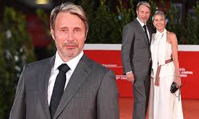 Zondag 30 mei 2021 om 14:28. 365newsx Com Uk Mads Mikkelsen Attends Premiere Of Another Round With Wife Hanne Jacobsen During Rome Film Festival Daily Mail
