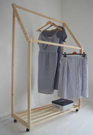 Hecho A Mano Madera De Pino Natural Riel De Ropa Con Estante Etsy Wood Clothes Clothes Rail With Shelves Clothes Rail