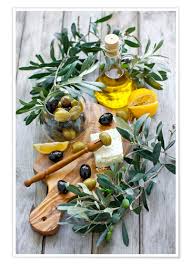 Posters Et Tableaux D Olives Vertes Et Noires Avec Une Bouteille D Huile D Olive Posterlounge Fr
