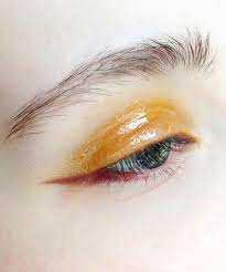 How To Pull Off The Glossy Eye Trend Without Looking Sweaty Glossy Eyes Glossy Makeup Eye Makeup Tips