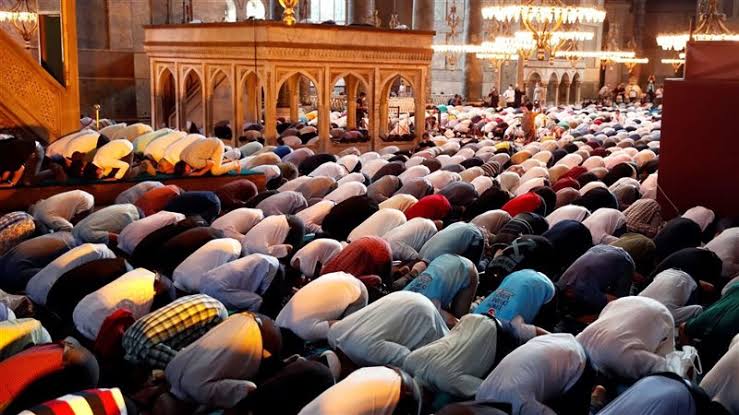هل صلاة المأمومين في طابق مختلف عن الذي يصلي فيه الإمام صحيحة؟