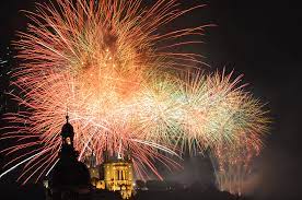 Vus de la terre, les feux d'artifice auront un diamètre apparent de 95 minutes d'arc stellaire, ce qui correspond environ à trois fois la taille occupée par la lune dans le ciel (diamètre apparent moyen équivalent à la position de l'astre au périgée elliptique précédant l'apogée du périnée apparent relatif). Ou Voir Le Feu D Artifice Du 14 Juillet 2019 A Lyon