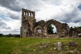 Nous nous mîmes en formation au sommet des collines douces, devant les murs en ruines de la ville. Ancienne Eglise En Ruine Film France