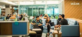 Gojek drivers wear jackets with the new logo on monday. 5 Frequently Asked Questions About Working In A Fast Growing Startup By Rayi Noormega Life At Gojek Medium