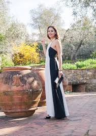 Il vestito bianco è l'abito perfetto per l'estate, scopri come indossarlo con idee per accessori e dobbiamo arrenderci e aprire le ante dell'armadio a vestiti da cerimonia, quelli scampanati gonfi. Abito Lungo Bianco E Nero E Una Schiena Meravigliosa