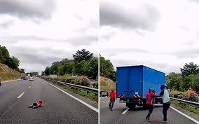 Tercampak keluar kereta, jatuh 15 meter dari jejambat. Masih Panjang Umur Terkejut Anak Di Tengah Lebuh Raya Selepas Kereta Dilanggar Pa Ma