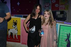 See more ideas about alessandra, fashion, prettiest actresses. Alessandra Negrini Surge Com A Filha Em Festival De Musica E Surpreende Fas