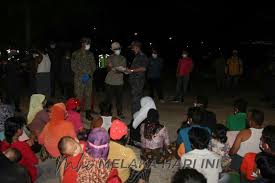 Dalam operasi itu, beliau berkata, ada pati cuba melarikan diri melalui denai selepas mengesan kehadiran pihak berkuasa, namun semuanya berjaya dicekup. 16 Pati Ditahan Dalam Operasi Bersepadu Jim