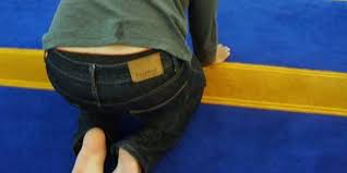 Memetik pendapat ibn qayyim tentang bagaimana kita mengkompromi dua hadith yang saling bertentangan, maka ialah dengan membahagikan aurat lelaki kepada aurat berat (kemaluan) dan aurat ringan (dua paha atau pusatnya). Apakah Bagian Punggung Laki Laki Termasuk Aurat