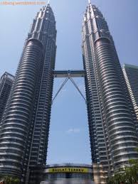 Menara kuala lumpur) is a communications tower located in kuala lumpur, malaysia. Kuala Lumpur Part 2 Menara Petronas Dan Menara Kuala Lumpur Kecubung
