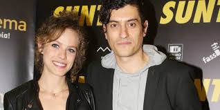 Οταν ο θέμης από το «κόκκινο ποτάμι» αφιέρωνε στην ασημίνα των «αγριων μελισσών», με τον πλέον ερωτικό τρόπο, βραβείο που μόλις είχε λάβει. H Ainigmatikh Apanthsh Toy Pantazara Otan Rwth8hke Ean Einai Kai Pali Zeygari Me Thn Ellh Trigkoy Zwh Iefimerida Gr