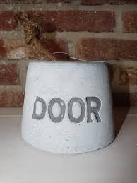 stenen deurstopper door met robuust touw cemento arte