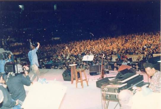 Un 31 de marzo de 1990 Silvio Rodríguez ofrece un concierto ante 75 mil  personas en el Estadio Nacional, tras haber tenido prohibido su ingreso al  país durante la dictadura de Augusto