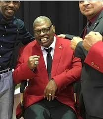 Former world heavyweight champion leon spinks, best known for defeating muhammad ali in 1978, has died at the age 67, according to a statement from his publicist. News Flash Leon Spinks Hospitalized Reportedly Fighting For Life