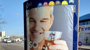 Cort elimina la publicidad de alcohol en los espacios públicos de la ciudad 
