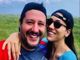 I due sono arrivati inequivocabilmente mano nella mano, sorridenti e complici. Francesca Verdini Chi E La Fidanzata Di Matteo Salvini Donne Magazine