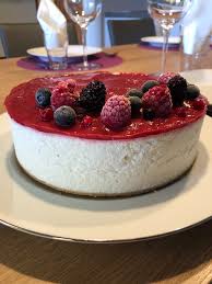 Questa ricetta ti consentirà di preparare una cheesecake deliziosa. Cheesecake A Freddo Allo Yogurt Con Frutti Di Bosco In Cucina Con Lilly