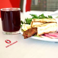 Adana kebabı nasıl yapılır, adana zırh. Adana Nin Vazgecilmezi Salgam Suyunun Golgesinde Muhtesem Adana Kebap Durum Zekiustakebap Ta Adana Adanakebap Alopaket Turkmenbasi B Yemek Kebap Durumler
