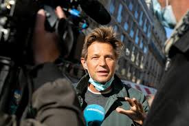 On fridays and saturdays and 11:35 p.m. Une Gaffe Au Jt De 20h De Laurent Delahousse Agace Les Internautes