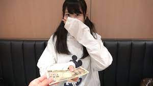 女子中学生にいきなり1万円あげて「30分以内に全部使い切って」と言ったらどんな使い方をするのか？ - YouTube