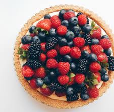 Tarta de frutas y crema pastelera, tarta de cerezas con pasta quebrada, tarta de crema nata líquida 375 ml de leche 50 g de almidón de maiz 4 yemas de huevo piel de limón frutas frescas. Tarta De Frutas Frescas Con Relleno De Queso Crema Y Lemon Curd Sin Horno Bruni S Boulangerie
