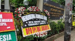 Komnas ham menyebut rekonstruksi penembakan laskar fpi merupakan versi polisi. Dukung Komnas Ham Usut Kematian 6 Laskar Fpi Kirim Karangan Bunga