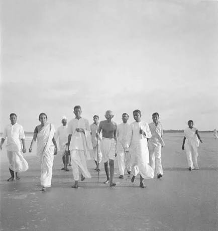 Mahatma Gandhi at Juhu Beach Print, May 1944. Art Prints, Posters & Puzzles from imageBROKER