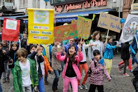 Unicef pate helmar willi weitzel moderiert die uniceftv folge zum thema kinderarbeit produktion kinderarbeit ist verboten. Kinderrechte Unicef Setzt Sich Fur Kinder In Deutschland Ein Unicef