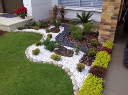1001 Ideen Zum Thema Blumenbeet Mit Steinen Dekorieren Vorgarten Gestalten Small Front Yard Landscaping Front Yard Landscaping Design Rock Garden Landscaping