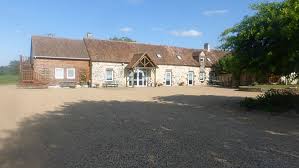Le gîte de votre mariage en sarthe, jusqu'à 150 convives, plus de 40 couchages, accès personnes à mobilité réduite, parc paysagé, rapport qualité/prix idéal. Gite L Ecotay Gite De Groupe Sarthe 50 Couchages