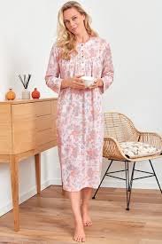 Chemise longue boutonnée en voile de coton imprimé, manches courtes avec nœuds, ceinturée par un cordon ton sur ton. Ajf Chemise De Nuit Boutonnee Devant Nalan Com Sg